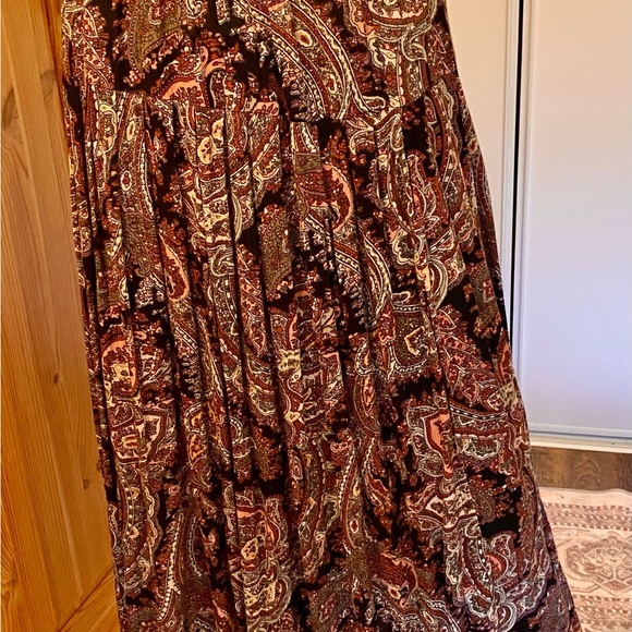 Carole Little full skirt size in a tan collection of colours, paisley pattern. - Picture 10 of 17